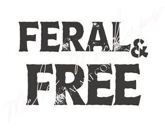 以下が含まれることがあります： 白地に黒文字で「FERAL & FREE」と書かれた画像。太字でかすれたようなフォントを使用。アンパサンドは装飾的。全体的にヴィンテージ感のあるデザイン。
