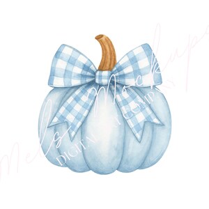 Op de afbeelding: Een lichtblauwe pompoen met een bruine steel en een grote blauw-witte ruitjesstrik. De aquarel illustratie staat tegen een witte achtergrond, ideaal voor herfstthema's.