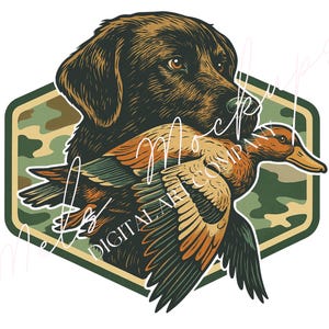 Könnte beinhalten: Digitale Kunstillustration eines schwarzen Labrador Retrievers mit einer Ente im Maul, vor einem Tarnhintergrund. Der Hund ist braun und die Ente hat orange, braune und grüne Federn. Das Bild hat eine grüne und braune Sechseckform.