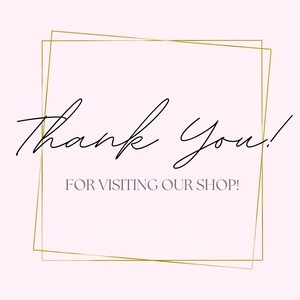 Puede incluir: Un fondo rosa p&aacute;lido con un marco cuadrado dorado. Las palabras "Thank You!" est&aacute;n escritas en cursiva, con la frase "FOR VISITING OUR SHOP!" debajo en una fuente sans-serif.