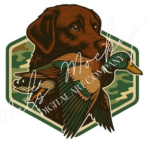 Könnte beinhalten: Digitale Illustration eines braunen Labradors und einer Stockente, vor einem grünen Tarnhintergrund in einem sechseckigen Rahmen. Der Text "Mockups Digital Art Company" ist sichtbar. Jagdthema.