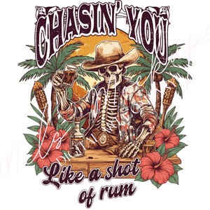 Op de afbeelding: Grafische illustratie van een skelet met een cowboyhoed, een drankje vasthoudend, met de tekst "CHASIN' YOU" erboven en "Like a shot of rum" eronder. Palmbomen, tiki-fakkels en hibiscusbloemen omringen het skelet, met een fles rum op de tafel.