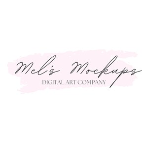 Puede incluir: Un logotipo de Mel's Mockups, una empresa de arte digital. El texto est&aacute; en cursiva, con el nombre de la empresa en negro sobre una pincelada rosa claro. Debajo, en una fuente sans-serif, est&aacute; el texto "DIGITAL ART COMPANY."