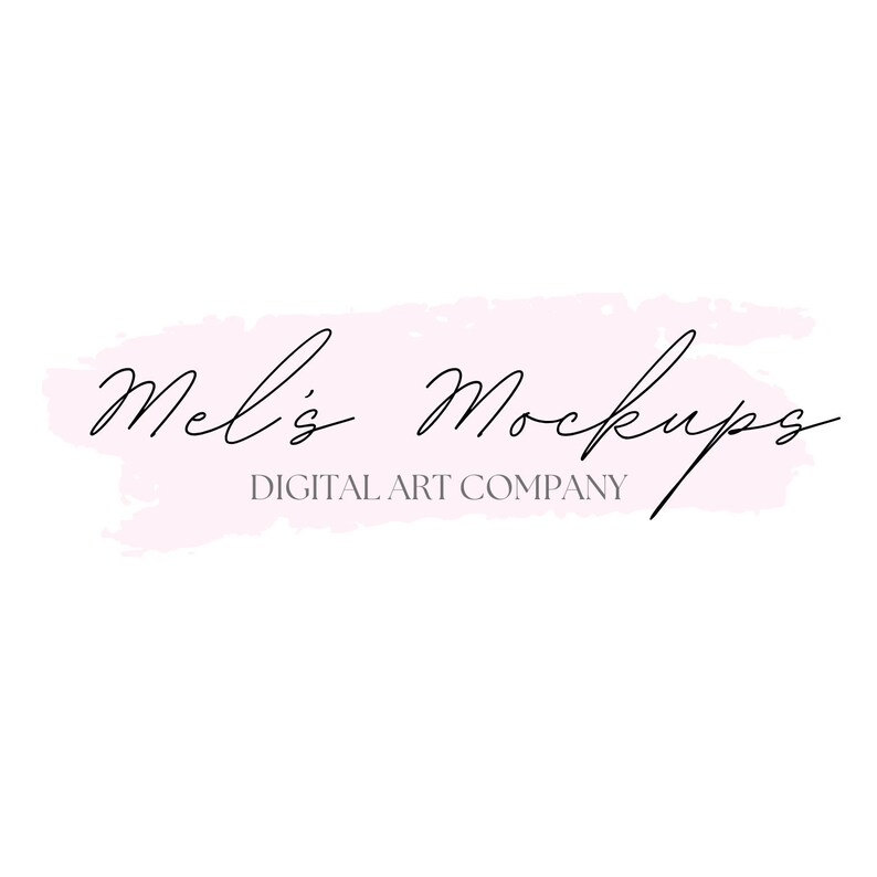 Puede incluir: Un logotipo de Mel's Mockups, una empresa de arte digital. El texto est&aacute; en cursiva, con el nombre de la empresa en negro sobre una pincelada rosa claro. Debajo, en una fuente sans-serif, est&aacute; el texto "DIGITAL ART COMPANY."