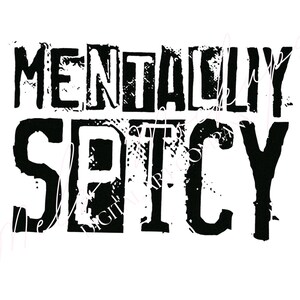 Puede incluir: Dise&ntilde;o gr&aacute;fico en blanco y negro con las palabras "MENTALLY SPICY" en una fuente audaz y desgastada. El texto est&aacute; centrado sobre un fondo blanco, creando un contraste visual.