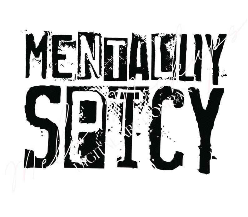 Puede incluir: Dise&ntilde;o gr&aacute;fico en blanco y negro con las palabras "MENTALLY SPICY" en una fuente audaz y desgastada. El texto est&aacute; centrado sobre un fondo blanco, creando un contraste visual.