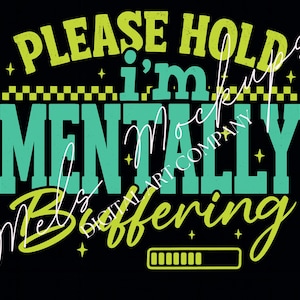 Puede incluir: Diseño gráfico negro con el texto "PLEASE HOLD I'M MENTALLY BUFFERING" en verde y verde azulado. El diseño incluye una barra de carga y acentos de estrellas. "Mel's Digital Art Company" está escrito en blanco.