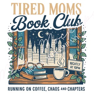 Op de afbeelding: Een grafische illustratie met de tekst "TIRED MOMS Book Club" boven een raamscène. De scène bevat een stadsgezicht, boeken, een bril en een kopje koffie. De tekst "RUNNING ON COFFEE, CHAOS AND CHAPTERS" staat onderaan.