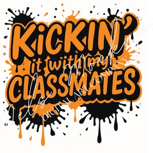 Op de afbeelding: Oranje en zwart grafisch ontwerp met de tekst "KICKIN' it with my CLASSMATES" in een vetgedrukte, graffiti-achtige lettertype. Het ontwerp bevat oranje en zwarte verfspatten en druppels op een witte achtergrond.