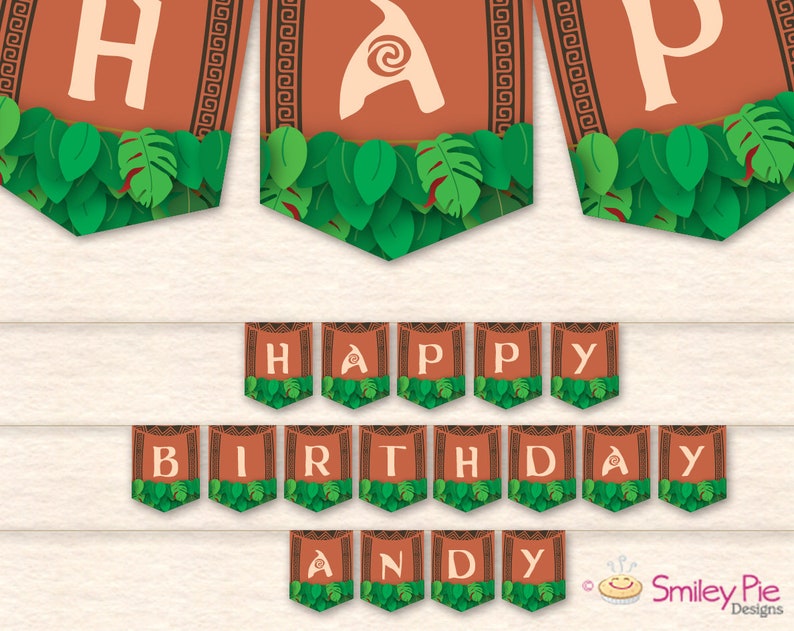 Puede incluir: Una pancarta imprimible con banderines marrones y verdes que dice "Happy Birthday Andy". Cada bander&iacute;n tiene un fondo marr&oacute;n con un borde blanco y un dise&ntilde;o de hojas verdes. Los banderines est&aacute;n unidos con una cuerda blanca.