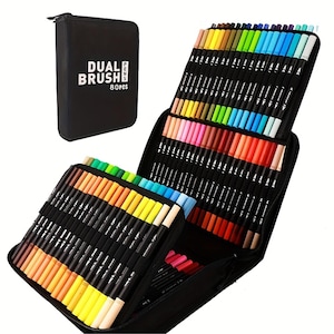 以下が含まれることがあります： 「DUAL BRUSH」と「80pcs」の文字が白でプリントされた黒いジッパーケース。ケースを開くと、赤、オレンジ、黄色、緑、青、ピンクなど、さまざまな色の80本のデュアルチップブラシペンが並んでいます。アートプロジェクトに最適です。