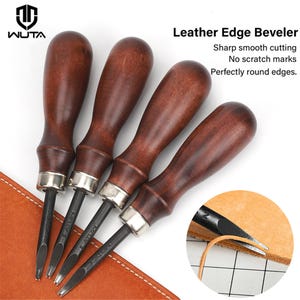 Puede incluir: Cuatro biseladores de bordes de cuero con mangos de madera oscura y detalles plateados. Las herramientas están diseñadas para un corte afilado y suave y presentan bordes perfectamente redondeados, como se indica en el texto. La imagen también muestra un primer plano de la herramienta en uso.