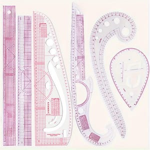 Puede incluir: Un conjunto de reglas y plantillas curvas de plástico transparente teñido de rosa, para costura y diseño. El conjunto incluye reglas rectas, curvas francesas y una herramienta de patronaje, todas marcadas con medidas métricas.