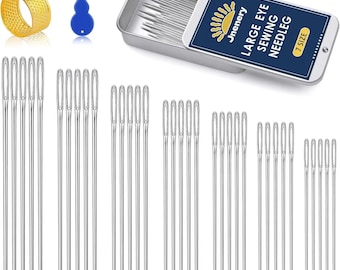 Puede incluir: Un kit de costura con varias agujas, un dedal y un enhebrador de agujas. El kit incluye una caja metálica con "LARGE EYE SEWING NEEDLEG" impreso en la tapa. Las agujas son plateadas y el dedal es dorado.