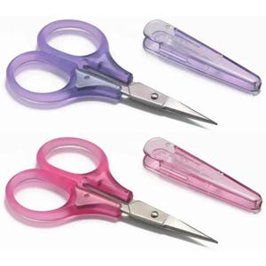Può includere: Due paia di forbici piccole con lame in metallo e manici in plastica traslucida, una viola e una rosa. Ogni paio di forbici include una custodia protettiva in plastica traslucida abbinata per le lame, posizionata accanto alle forbici.