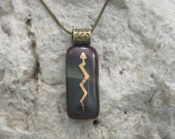 Schlangenhalskette, Anhänger aus Glas und Bronze