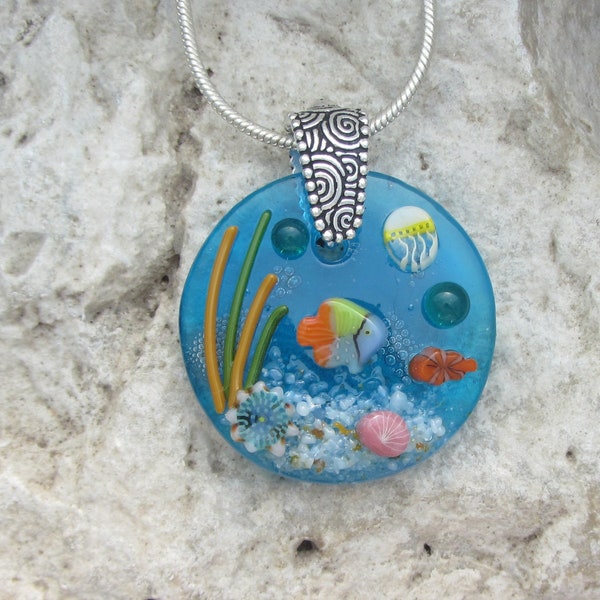 Collier d'aquarium bleu en verre fondu avec pendentif Ocean Sealife