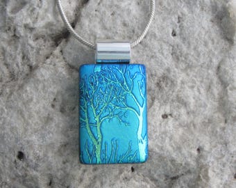 Halskette mit blauem dichroitischen Baumanhänger aus Glasfusion