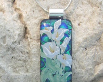 Halskette mit grün-violetter Calla-Lilie, Anhänger aus dichroitischem Glas