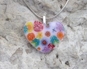 Collar con forma de corazón de jardín de flores rosas y colgante de corazón floral con libélula de vidrio fusionado