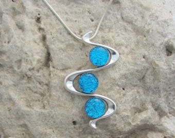 Blaue und silberne Halskette mit blauem Anhänger aus dichroitischem Glas