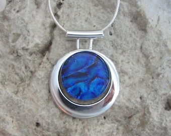 Halskette in Blau und Silber, Anhänger aus dichroitischem Glas in Tiefblau