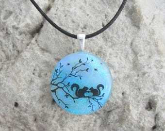 Halskette mit zwei blauen Eichhörnchen aus dichroitischem Glas, Anhänger aus zwei Eichhörnchen
