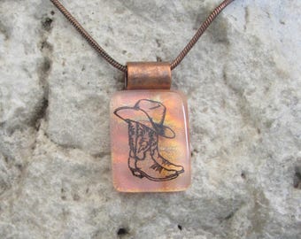 Western-Halskette mit Anhänger aus dichroitischem Glas: Cowboy-Stiefel und Hut