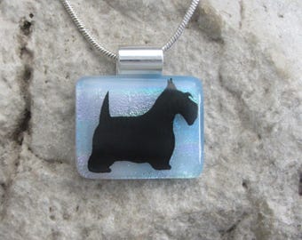Halskette mit schottischem Terrier, Schmuck aus dichroitischem Glas, blauer Hundeanhänger