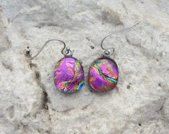 Ohrringe in Pink und Magenta aus dichroitischem Glas