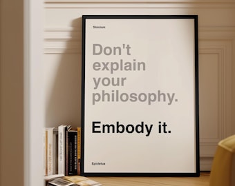 Lámina con cita de Epicteto: "No expliques tu filosofía. Encarna tu filosofía". Arte mural estoico minimalista, póster motivacional monocromático, decoración moderna.