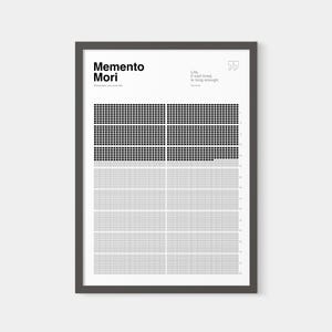 Puede incluir: Lámina artística minimalista enmarcada con las palabras "Memento Mori" y una cita sobre la vida. La obra presenta un patrón de cuadrícula en blanco y negro, con un diseño sencillo y moderno. El marco es gris oscuro.