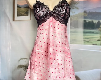 Conjunto de lencería: camisón rosa con encaje y lunares.