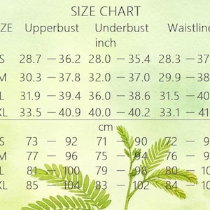 K&ouml;nnte beinhalten: Eine Gr&ouml;&szlig;entabelle mit hellgr&uuml;nem Hintergrund und gr&uuml;nen Blattillustrationen. Die Tabelle listet die Gr&ouml;&szlig;en S, M, L und XL mit den entsprechenden Ma&szlig;en f&uuml;r Oberbrust, Unterbrust und Taille in Zoll und Zentimetern f&uuml;r die Kleidergr&ouml;&szlig;e auf.