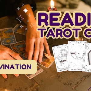 Puede incluir: Una escena de lectura de cartas del tarot con el texto "READING TAROT CARD" en morado y amarillo. La imagen muestra manos ordenando cartas del tarot sobre una mesa, con tres cartas en foco. También está presente el texto "KAMER DIVINATION".