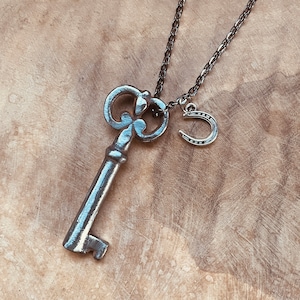 Vintage skelet sleutel ketting, sierlijke sleutel, antieke sleutel hanger, sleutel tot mijn hart, Victoriaanse sleutel, authentieke skelet sleutel, fancy sleutel, tijdloos