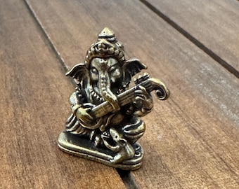 Ganesha playing veena idol