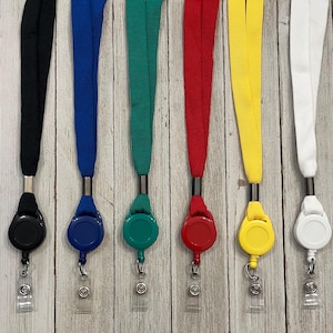 Pu&ograve; includere: Una collezione di sei cordini in vari colori: nero, blu, verde, rosso, giallo e bianco. Ogni cordino &egrave; dotato di un portabadge retrattile e di un porta tessere in plastica trasparente.
