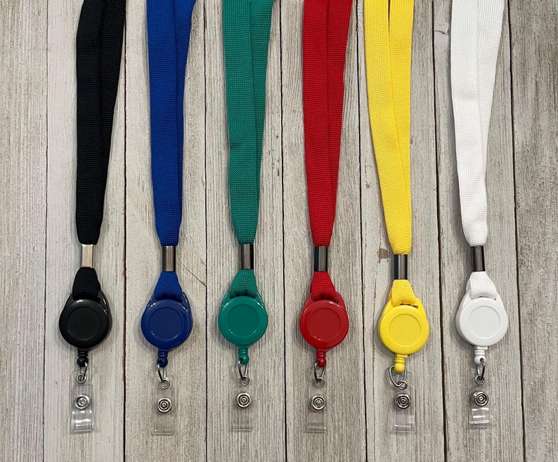 Pu&ograve; includere: Una collezione di sei cordini in vari colori: nero, blu, verde, rosso, giallo e bianco. Ogni cordino &egrave; dotato di un portabadge retrattile e di un porta tessere in plastica trasparente.