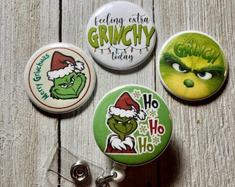Portatarjetas navideño del Grinch: Portatarjetas retráctil, botón de Mylar, cordón con diseño de monstruo.