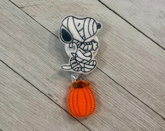 White mummy dog badge holder, mummy dog ID holder, white mummy dog feltie, badge pull
