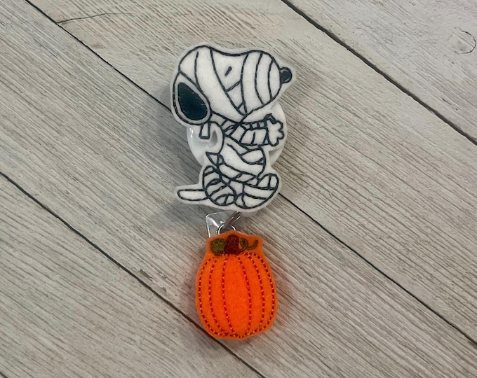 White mummy dog badge holder, mummy dog ID holder, white mummy dog feltie, badge pull