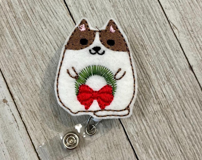 Cat with Christmas wreath, kitty with Christmas wreath, Christmas kitty feltie, badge pull