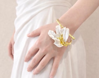 Pulsera de flores, brazalete escultural dorado, brazalete floral blanco, joyería de orquídeas, pieza llamativa para ella, pulsera nupcial moderna, regalo para ella