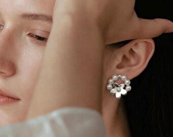 Pendientes de perlas con forma de flor, joyería floral delicada de plata, pendientes de perlas blancas con forma de margarita, pendientes estilo coqueto, regalo estético, pendientes de flores pequeñas