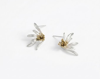 Pendientes florales bicolores con pétalos de plata y cuentas doradas, pendientes botánicos trepadores, joyería minimalista delicada, regalo para ella.