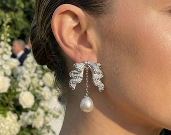 Pendientes colgantes de perlas con lazo plateado, pendientes colgantes de cinta de cristal de inspiración vintage, pendientes de boda para novias, regalo para damas de honor, joyería llamativa