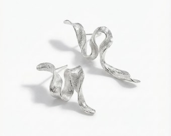 Pendientes asimétricos de cinta de plata de ley, joyería escultórica moderna.