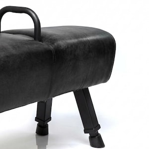 Banco de cuero negro envejecido con forma de caballo de arzones – Asientos de estilo industrial inspirados en gimnasios
