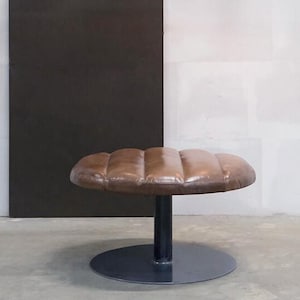 Otomana de cuero color coñac: puf capitoné moderno de mediados de siglo, taburete industrial